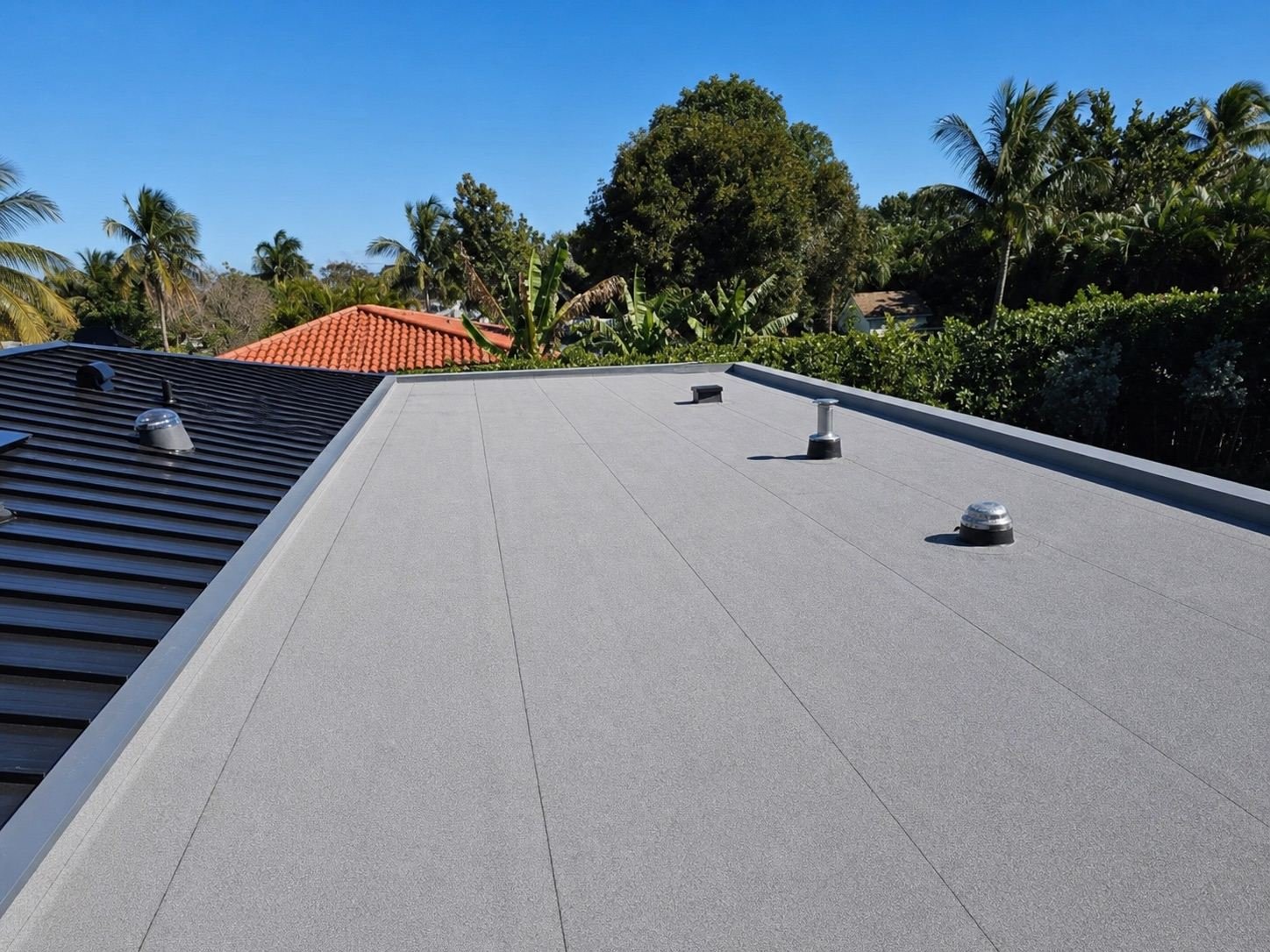 Completed granulated cap sheet flat roofing system